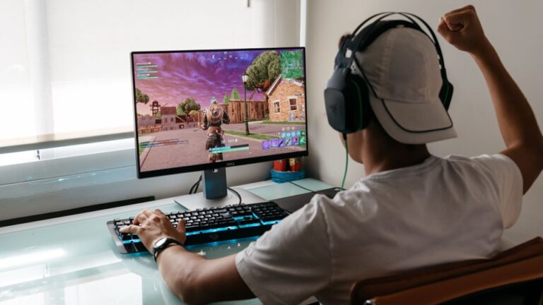 mana-yang-lebih-baik-main-game-di-pc-atau-konsol