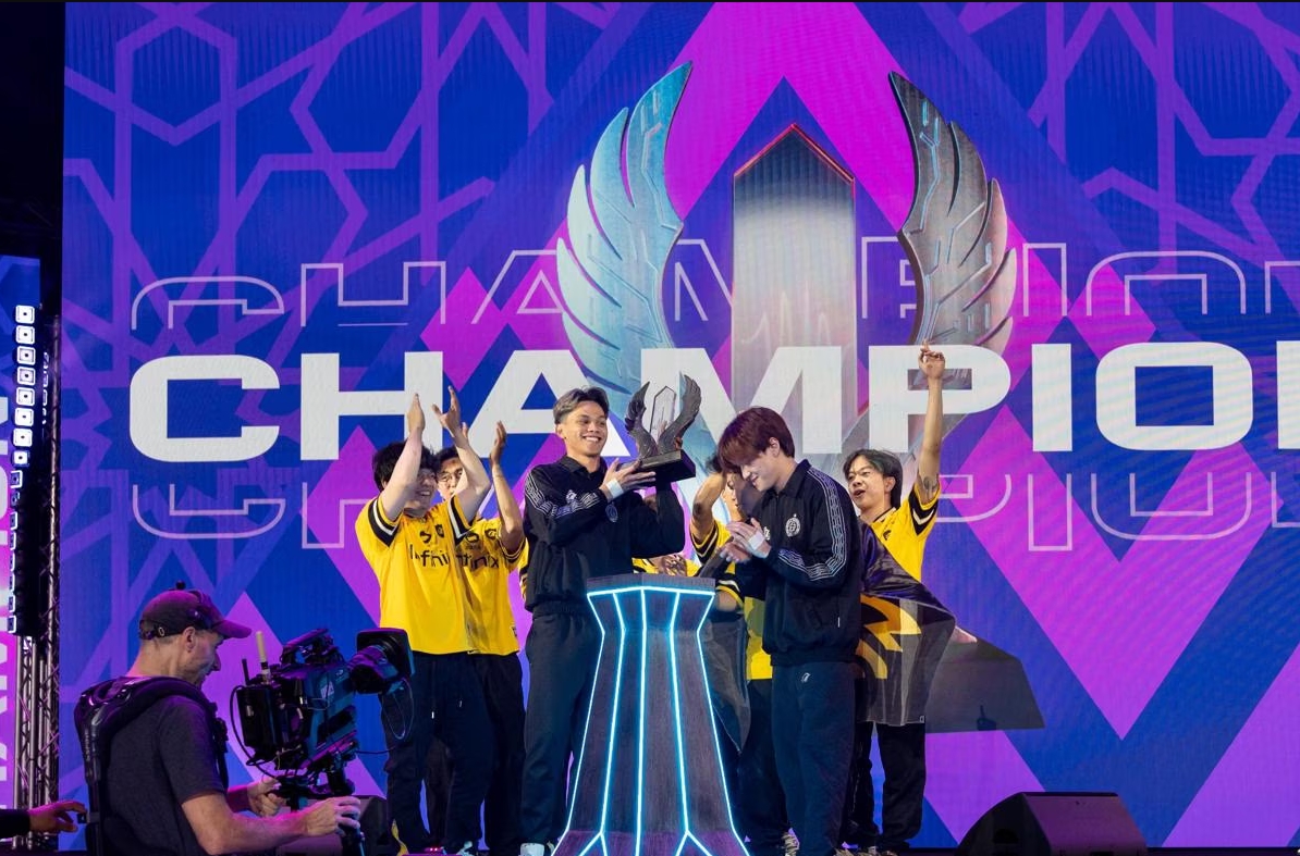 Pemain esports profesional bertanding dalam turnamen gaming kompetitif dengan penonton dan panggung modern pada tahun 2026